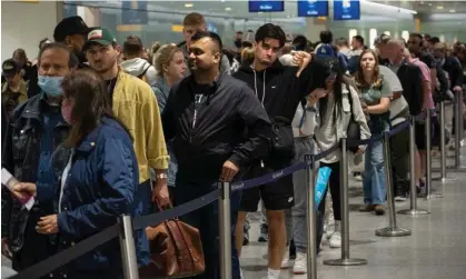  ?? ?? Passengers queueing at Heathrow airport near London, 1 June 2022. Photograph: Carl Court/Getty Images