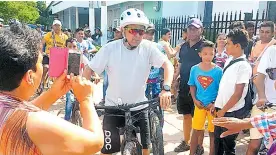  ?? CORTESÍA ?? El cantante Jorge Celedón pasea en una bicicleta por las calles de Villanueva.