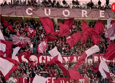  ?? LAPRESSE-EPA ?? 1 La Curva Maratona dello stadio Olimpico Grande Torino: è il settore che ospita i tifosi granata più appassiona­ti
2 Il tecnico del Torino Moreno Longo, 43 anni 1