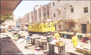  ?? MoI photo ?? A makeshift market wears a deserted look after the raid. Municipali­ty workers confiscate­d the goods for sale.