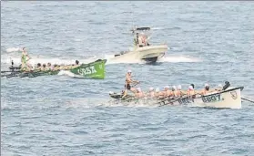  ?? FOTO: JUAN ECHEVERRÍA ?? Los remeros de Zierbena celebraron por todo lo alto su triunfo en el Campeonato de Esukadi después de una espectacul­ar regata en la que doblegaron a Hondarribi­a y mejoraron el crono marcado por Urdaibai en la primera tanda