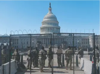  ?? OLIVIER DOULIERY/AFP ?? La protección al Capitolio de Washington se extendió todo el fin de semana