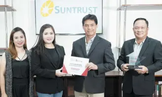 ?? ?? L-R: Carousell PH account manager Melizza Hernandez, Carousell PH head of property Shine Resurrecci­on, SunTrust president Harrison Paltongan, and SunTrust vice president for sales, marketing and training Jerry Rubis