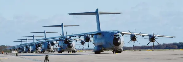  ?? Foto: Holger Hollemann, dpa ?? Die dicken Airbus-Maschinen auf dem Flughafen Wunstorf lösen bei der Bundeswehr Schritt für Schritt die über 50 Jahre alten Transport-Oldtimer Transall ab.