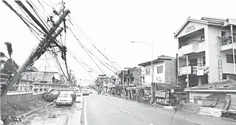  ?? RED CROSS PHOTO VIA ABS-CBN NEWS ?? Lamps and electric posts along Carig Sur Highway in Tuguegarao City, Cagayan fell due to strong winds brought by Ompong.