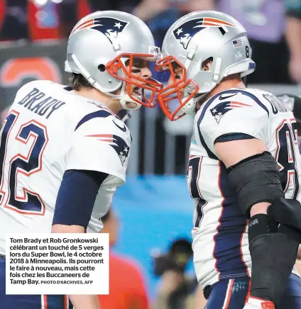  ?? PHOTO D’ARCHIVES, AFP ?? Tom Brady et Rob Gronkowski célébrant un touché de 5 verges lors du Super Bowl, le 4 octobre 2018 à Minneapoli­s. Ils pourront le faire à nouveau, mais cette fois chez les Buccaneers de Tamp Bay.