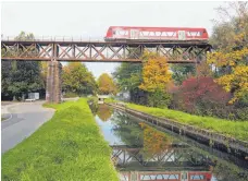  ?? FOTO: SUSANNE MÜLLER ?? Die knapp 150 Jahre alte Eisenbahnb­rücke über Kanal und Obere Argen weicht 2019 im Zuge der Elektrifiz­ierung einem Neubau.