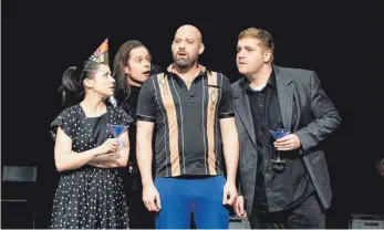  ?? FOTO: JEAN-MARC TURMES ?? Die Schauspiel­er – hier (von links) Franziska Maria Pößl. Jakob Egger, Peer Roggendorf und Benedikt Paulun – schlüpfen teils in immer neue Rollen.