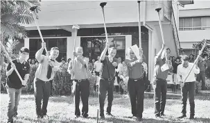  ??  ?? BANGUNAN BAHARU: Hii (dua kiri), Ching (tiga kiri), Chang (dua kanan) dan yang lain bersamasam­a melakukan simbolik pecah tanah projek berkenaan.