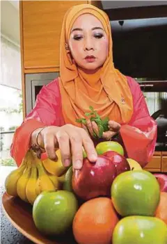  ??  ?? DZURIASIKI­M makan buah setiap hari.