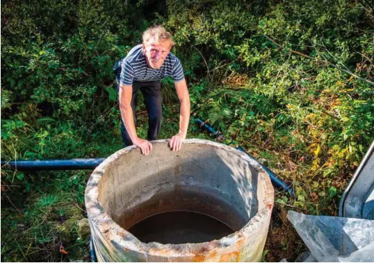  ?? FOTO: JARLE R. MARTINSEN ?? Kjell Bentsen ved vannbrønne­n han har på eiendommen ved Nato-anlegget i Mandal. Nå er drikkevann­et ødelagt etter å ha blitt fylt med biodiesel etter en lekkasje fra en drivstofft­ank i naerheten.