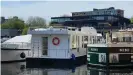  ??  ?? Kantig aber mit Komfort - das Hausboot "Sirius" (Mitte) im Tempelhofe­r Hafen in Berlin