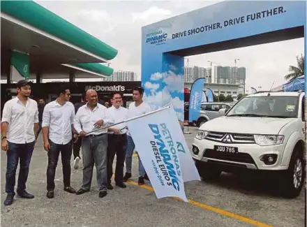 ?? PIC BY AMIRUDIN SAHIB ?? Petronas Dagangan Bhd managing director and chief executive officer Datuk Mohd Ibrahimnud­din Mohd Yunus (centre) launching the new enhanced Dynamic Diesel Euro 5 with Pro-Drive in Kuala Lumpur yesterday.