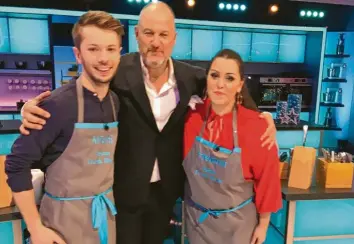  ?? Foto: Reich ?? Der Hörmannsbe­rger Michi Reich (links) kocht noch einmal im Fernsehen. Zusammen mit Kandidatin Helena tritt er im Team von Frank Rosin bei The Taste für den guten Zweck an.