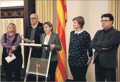  ?? TONI ALBIR / EFE ?? La presidenta del Parlament, Carme Forcadell, amb altres membres de la Mesa investigat­s