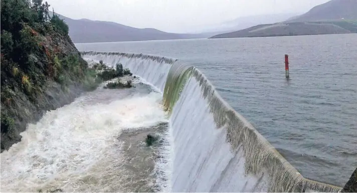  ?? FOTO: HERNAN CONTRERAS ?? Embalse Recoleta rebasó su capacidad durante la jornada de ayer.