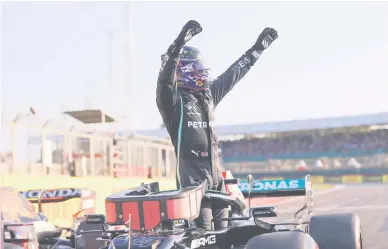  ?? — Gambar AFP ?? UNGGUL: Hamilton meraikan kejayaanny­a selepas menamatkan perlumbaan di tempat pertama dalam sesi ujian masa menjelang F1 Grand Prix British di Litar Silverston­e di England.