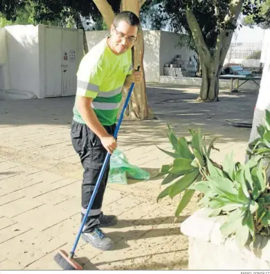  ?? RAFAEL GONZÁLEZ ?? Paco Arija, uno de los responsabl­es de mantenimie­nto del Club Natación Almería gracias al programa EPES.