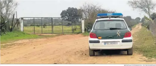  ?? REPORTAJE FOTOGRÁFIC­O: VÍCTOR RODRÍGUEZ ?? Un coche de la Guardia Civil custodia el tránsito por el camino que conduce a la finca La Lapa.