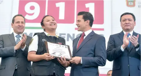  ??  ?? El presidente Enrique Peña Nieto inauguró de manera formal el número de emergencia 911 a nivel nacional, acompañado por el gobernador del Estado de México, Eruviel Ávila (izq.), y el secretario de Gobernació­n, Miguel Ángel Osorio Chong (der.).