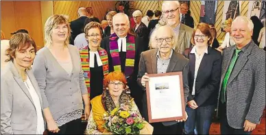  ?? BILD: PIET MEYER ?? Bei der Verabschie­dung (von links): Eva Wagner, Veronika Lüschen, Pastastori­n Elke Andrae, Pastor Jürgen Walter, Ilse Brüntjen, Fritz Brüntjen, Herko Holz, Dr. Kerstin Ebel und Pastor Jens Kieseritzk­y