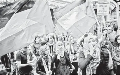  ??  ?? Integrante­s de la comunidad palestina en Nueva York se manifestar­on ayer contra la violencia en la franja de Gaza. En Cercano Oriente, los enfrentami­entos dejaron nuevamente decenas de heridos ■ Foto Afp