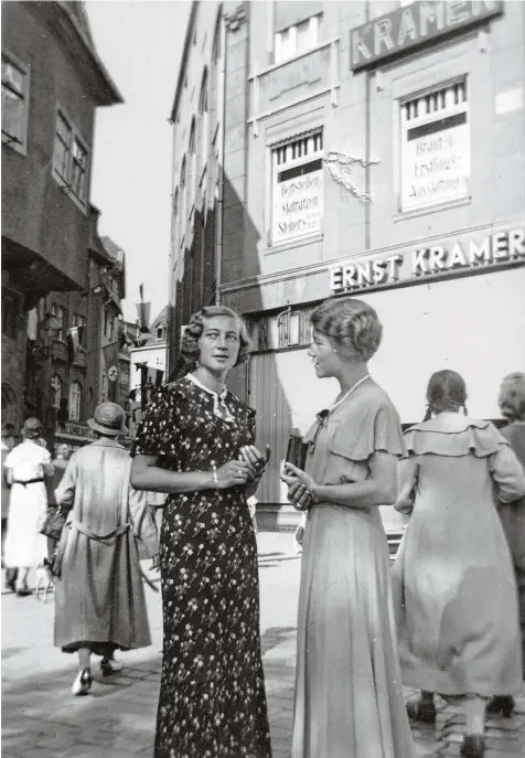  ??  ?? Jena in den 1930er Jahren: Die beiden Frauen vorne, rechts Ilse Unbehagen, links ihre Cousine und Freundin Hildegard Kunze, tragen das, was modisch gerade angesagt ist. Die Garderobe der Frau links daneben erinnert noch an die 1920er Jahre.