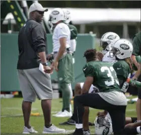  ?? SETH WENIG — THE ASSOCIATED PRESS ?? New York Jets head coach Todd Bowles, left, talks to some players during a NFL football training camp in Florham Park, N.J., Wednesday.