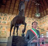  ??  ?? Primo passo Il sindaco a Palazzo della Ragione illustra il progetto per entrare nell’Unesco