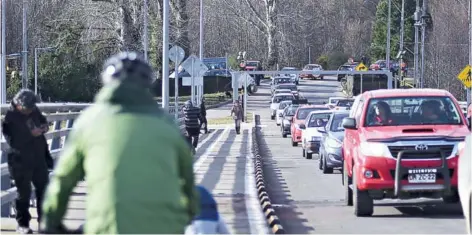  ??  ?? ► Ayer, pasadas las 16 horas, ya era un mar de autos y bicicletas el que transitaba por el viaducto.