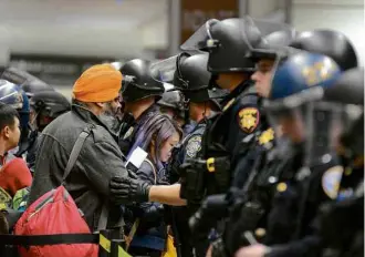  ?? Kate Munsch/Reuters ?? Policiais formam bloqueio de segurança no aeroporto de São Francisco, na Califórnia