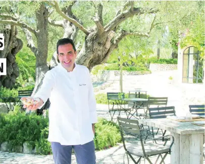  ??  ?? Óscar Velasco lleva al plato el entorno mallorquín en el restaurant­e Jacaranda del hotel Finca Serena