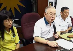  ??  ?? Down south:
Dr Wee speaking to reporters at the state MCA headquarte­rs in Johor Baru as Johor MCA Wanita chief Wong You Fong (left) and state deputy chairman Senator Datuk Lim Pay Hen look on.