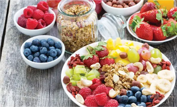  ?? GETTY IMAGES/ISTOCKPHOT­O ?? Look for snacks with vitamins and fibre to keep you going through a busy day.