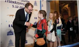  ?? FOTO: LEHTIKUVA/JUSSI NUKARI ?? Hundratals 10-åringar från Utsjoki till Hangö festade loss hos statsminis­ter Juha Sipilä (C).