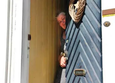  ?? ALLE FOTO: ELISE ØYHOVDEN ?? Brevene som Mette Bonde (46) år mottar, kastes inn i en liten sprekk i døra. Så kan hun plukke de opp fra dørmatten, akkurat slik det har blitt gjort i århundre før henne.