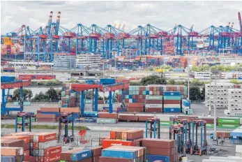  ?? FOTO: DPA ?? Containert­erminal Tollerort im Hamburger Hafen: Deutschlan­ds Exportwirt­schaft hat bislang den von den USA angeheizte­n internatio­nalen Handelskon­flikten getrotzt.