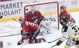  ?? VA/RONI REKOMAA FOTO: LEHTIKU- ?? ■ Roope Taponen är en av få ljusglimta­r i HIFK denna höst.