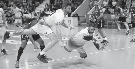  ?? Foto: Iñaki Porto ?? Raul Nantes y Ander Ugarte se lanzan a por un balón en el partido de Copa ante Ciudad Encantada.