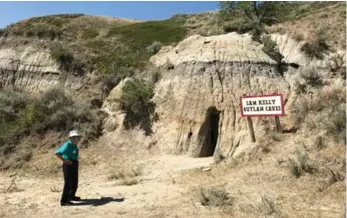  ?? JENNIFER BAIN PHOTOS/TORONTO STAR ?? Tour guide Tillie Duncan heads to the caves, once used by horse and cattle thieves.