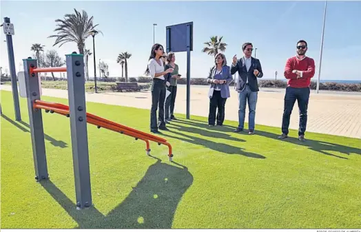  ?? FOTOS: DIARIO DE ALMERÍA ?? Francisco Góngora y ediles de su equipo de Gobierno han inaugurado la flamante instalació­n deportiva.