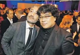  ?? Al Seib Los Angeles Times ?? DIRECTORS
Taika Waititi, left, and Bong Joon Ho mingle with other nominees.