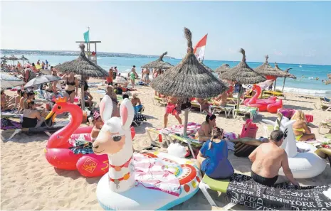  ?? FOTOS (2): CLARA MARGAIS/DPA ?? Touristen am Strand von Arenal. Für Mitte September – und Corona-Jahr zwei – ist der Besuch viel besser als erwartet.