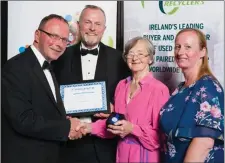  ??  ?? Maureen Murphy receives her volunteer of the year award, along with Zoe Wakerley, St Vincent de Paul Bunclody manager.