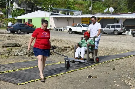  ?? CORTESÍA ?? Donatapa ha implementa­do con éxito rutas de accesibili­dad y sillas anfibias en 13 playas. Fundación Proparques ha hecho lo mismo en el Parque Nacional Cahuita y el Refugio Junquillal.