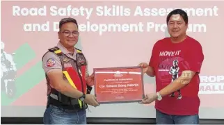  ?? ?? Col. Edison “Bong” Nebrija from the MMDA, and MOVE IT General Manager Wayne Jacinto conduct a Road Safety Skills Assessment and Developmen­t session for MOVE IT rider-partners.