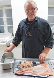  ?? FOTO: HUB ?? Vorsitzend­er Sigi Körner, auch Slowfood-Mitglied, steht in der Küche des Hauses der Begegnung.