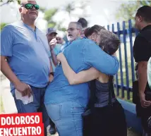  ??  ?? En la manifestac­ión, hubo muestras de solidarida­d entre los compañeros de Francisco Chevrés.