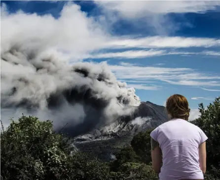  ?? AFP ?? Una turista en enero del 2017 observó la ceniza arrojada por el volcán Turrialba, en Cartago.
