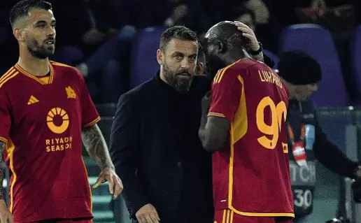  ?? ?? Da sinistra leonardo Spinazzola, 31 anni, il tecnico della Roma Daniele De Rossi, 40, e il centravant­i belga Romelu Lukaku, 30